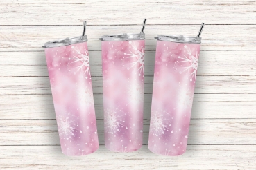 Drei rosa Thermobecher mit Schneeflockenmotiv, 590 ml Fassungsvermögen, auf hellem Holzuntergrund nebeneinander stehend.